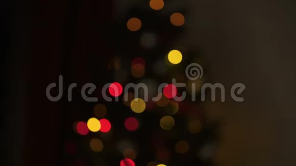 不同的彩灯在圣诞树上闪闪发光等待假期背景视频的预览图