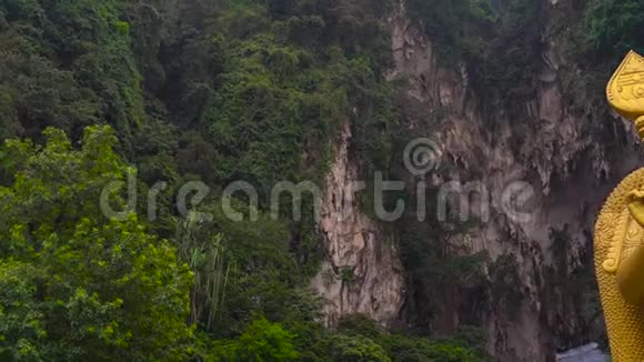 马来西亚吉隆坡巴图洞穴寺建筑群印度教神穆拉根雕像视频的预览图