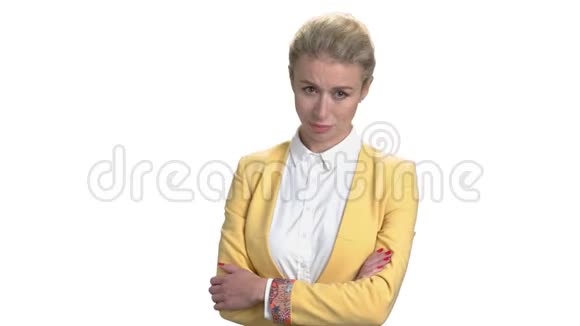 不高兴的女人穿着西装双臂交叉视频的预览图