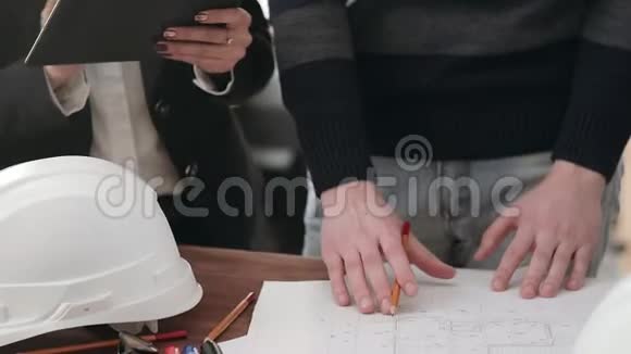 三个人在一个有分寸的深思熟虑的工作中上的建筑物男人做笔记一个女孩视频的预览图