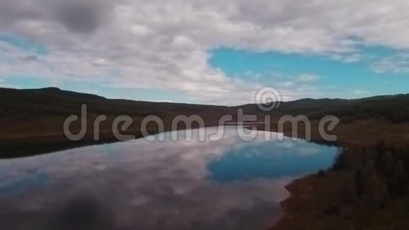 山湖的空中景色美丽的云彩反射在水面上视频的预览图