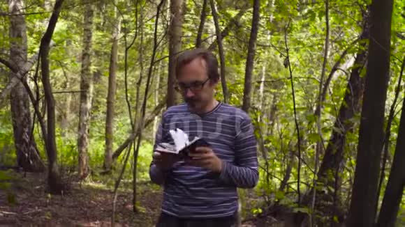 两位生态学家正在森林里散步视频的预览图