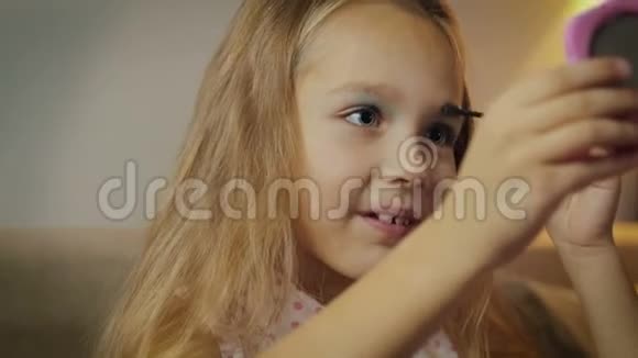 一个小女孩一个孩子化妆画眉毛视频的预览图