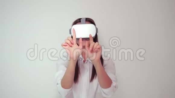 穿着VR360护目镜的年轻女性视频的预览图