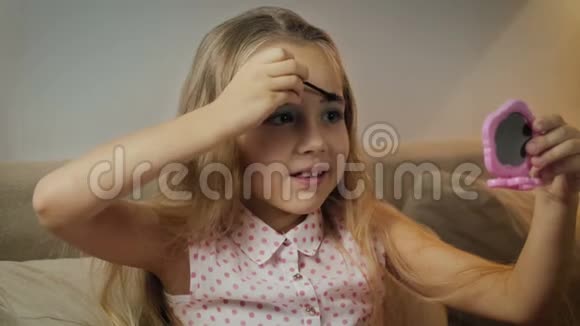 一个小女孩一个孩子化妆画眉毛视频的预览图