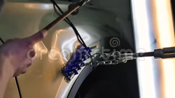 PDR油漆凹痕修复拆除一个人用钢锤敲着一辆汽车使凹痕平整特写金属钥匙视频的预览图