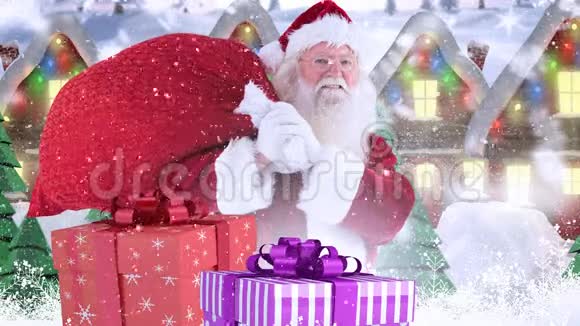 圣诞老人条款和圣诞礼物在装饰的房子前面在冬天的风景和法尔视频的预览图