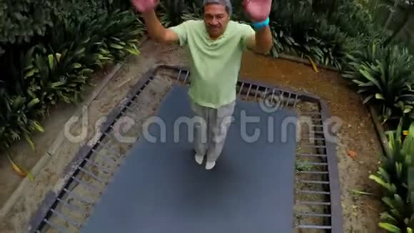 老人在蹦床上跳视频的预览图