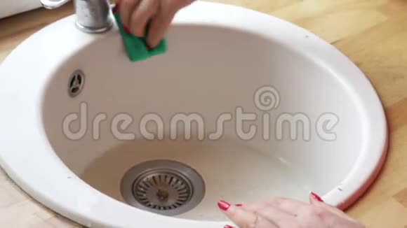 厨房里的洗碗池的女人打扫卫生视频的预览图