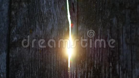 阳光照在栅栏的缝隙里视频的预览图
