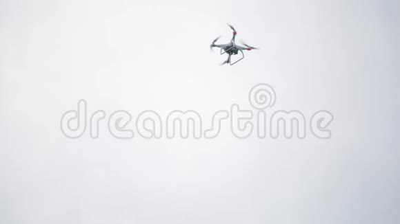 无人驾驶飞机四架直升机带摄像机在晴朗的天空背景下飞行视频的预览图
