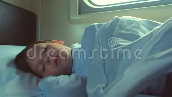 男孩一大早就睡在一列火车的车里视频的预览图
