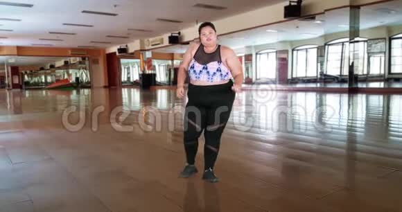 超重的女人在舞厅跳舞视频的预览图