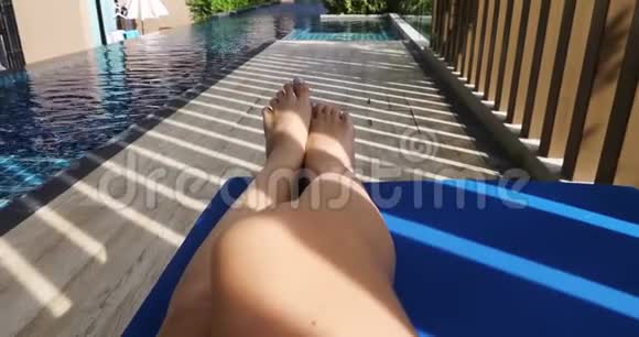 游泳池附近的作物腿视频的预览图
