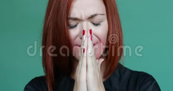 失望而悲伤的红头发的女人用手掩面哭泣视频的预览图