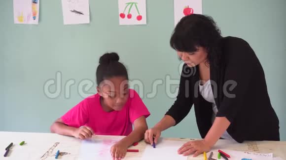 年轻教师给非裔美国人孩子上美术课教他们如何画画视频的预览图