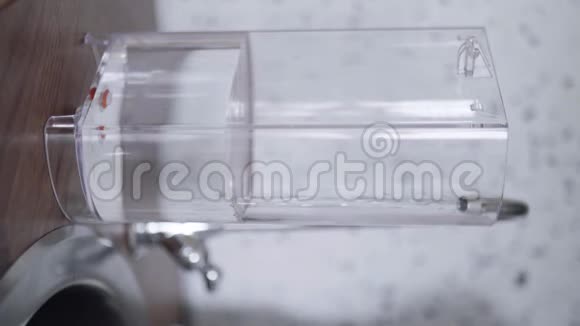 咖啡机的矩形塑料容器在厨房里装满了水视频的预览图