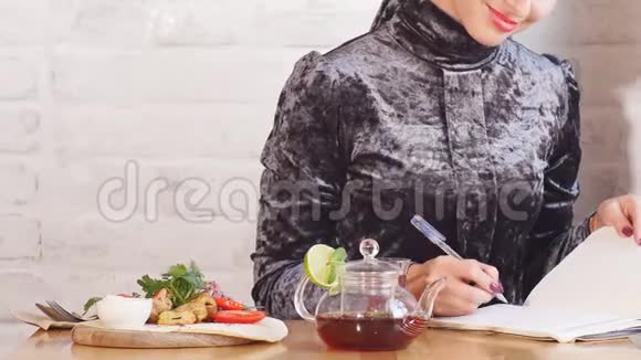 穆斯林商业妇女在咖啡厅工作文件视频的预览图