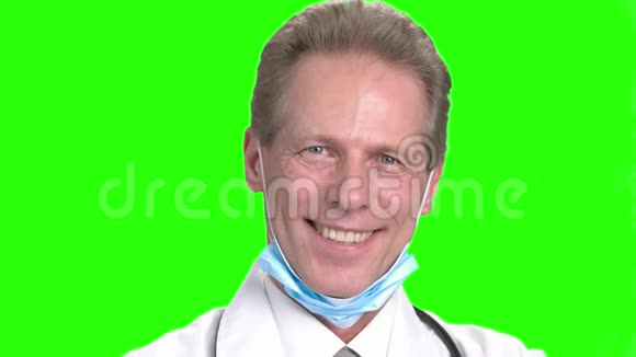 成熟的微笑医生脸视频的预览图