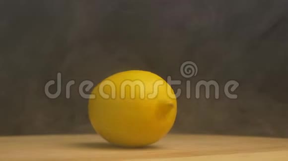 旋转成熟的柠檬在黑色的背景上缓慢的运动从那里呼吸凉爽和新鲜蒸发视频的预览图
