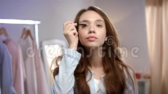 年轻女子涂睫毛膏早上化妆的美女视频的预览图