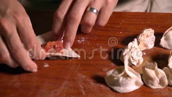 制造土耳其拉维奥利馅饼命名为曼蒂视频的预览图