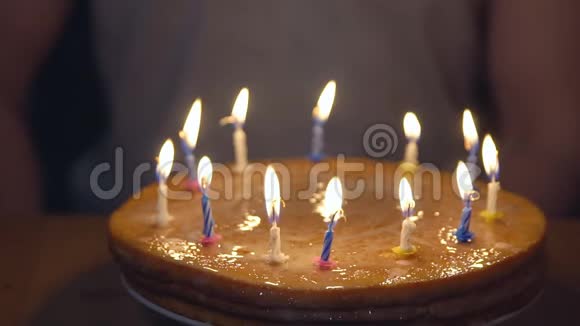 在一个男人的背景上点燃蜡烛的节日蛋糕视频的预览图