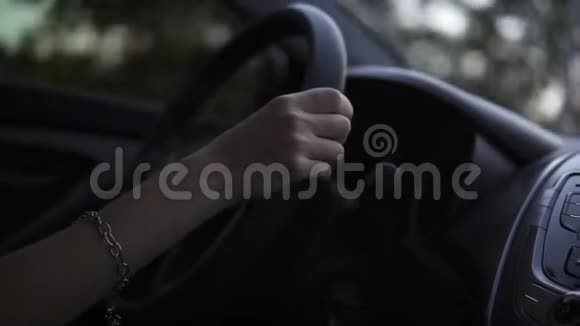 有目标的录像显示女人的手开着一辆车自信的司机年轻漂亮的女士带着手镯开着现代汽车视频的预览图