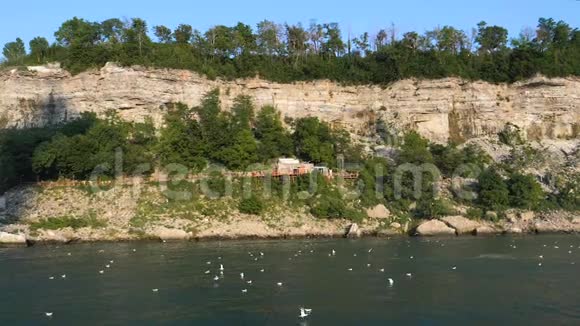 河边悬崖的景观视频的预览图