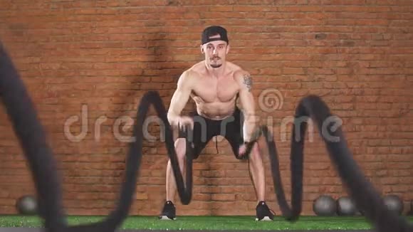 运动员带着战绳和战绳在健身馆锻炼慢动作视频的预览图