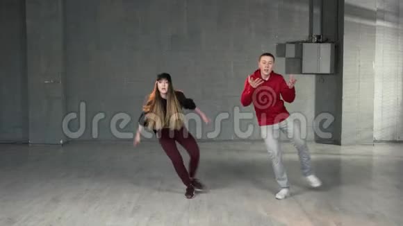 一对年轻男女跳嘻哈舞视频的预览图
