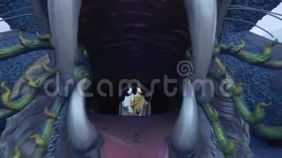 寺庙附近泰国古代战士的蓝色雕塑的虎口视频的预览图