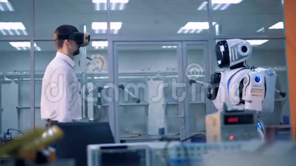 虚拟现实游戏理念工与机器人握手边打招呼视频的预览图