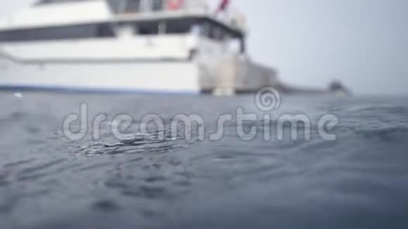 在和游艇一起下雨的时候视频的预览图