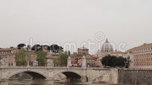 佛罗伦萨大桥和意大利的城市景观视频的预览图