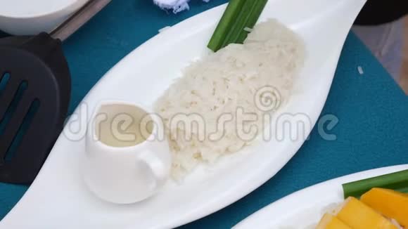 女人在上菜前把泰国糯米放在盘子里泰国菜特写镜头4k视频的预览图