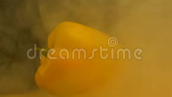 黑色背景的黄色多汁辣椒凉爽新鲜特写慢动作蔬菜视频的预览图