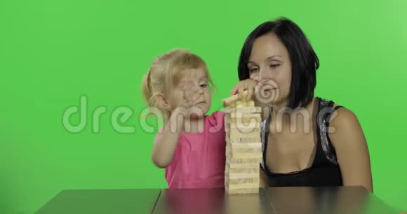 母亲和女儿扮演简加孩子们用木块做塔视频的预览图