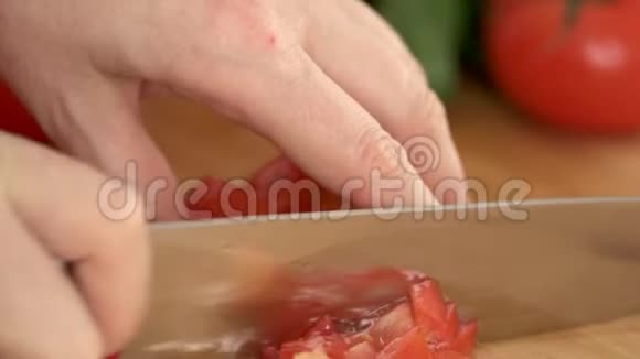 厨师的女人在木板上编织番茄厨房视频的预览图