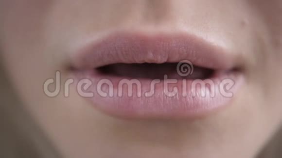 女人嘴唇上的肉毒杆菌视频的预览图