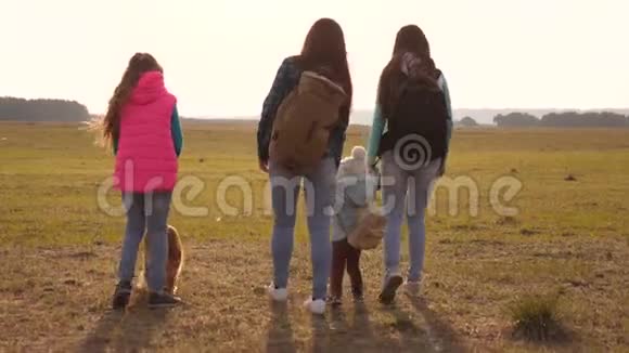 亲密家庭的团队合作一家人和狗一起穿越平原和山脉母亲女儿和家庭视频的预览图