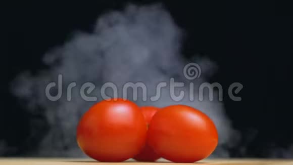 樱桃番茄旋转烟雾或蒸汽从后面缓慢地吹复制空间视频的预览图