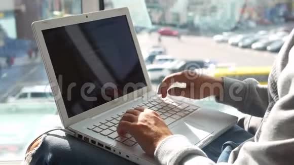 笔记本电脑工作窗口视频的预览图