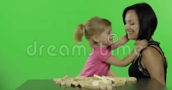 母亲和女儿扮演简加孩子们用木块做塔视频的预览图