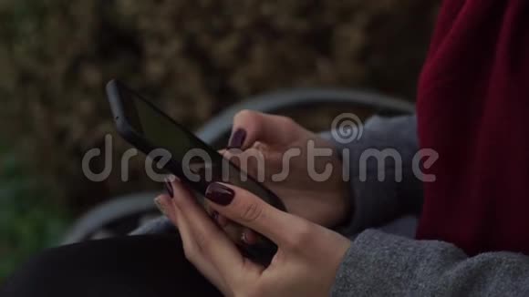 城市中使用智能手机的年轻女性视频的预览图