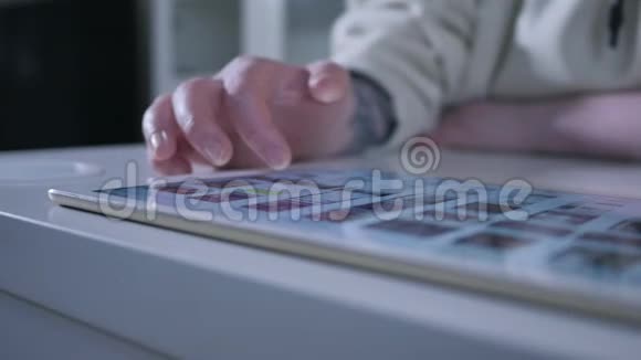 女性使用平板电脑电脑后台通勤者视频的预览图