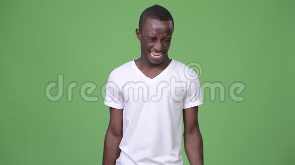 非洲年轻人用哑铃锻炼视频的预览图