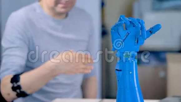 一个工程师教一个仿生手臂移动视频的预览图