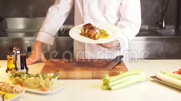 厨师肖像厨师拿着沙拉的盘子准备好的膳食表演看着镜头微笑的厨师他的形式视频的预览图
