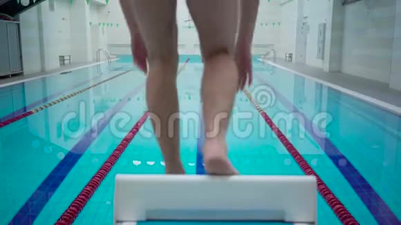 专业男性游泳运动员在室内游泳池游泳跨径健康的生活方式体育和娱乐视频的预览图